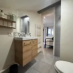 - Proche Commerces & Chateau Fontainebleau